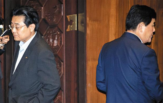 새누리당 최경환(오른쪽)원내대표와 전병헌 민주당 원내대표가 27일 국회 본회의장에서 대화를 마친 뒤 각자 자리로 돌아가고 있다