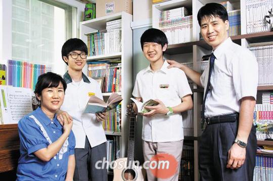 
 (왼쪽부터) 김현정씨, 박찬민·찬우군, 박정서씨.
