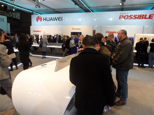 
	올 2월 스페인 바르셀로나에서 열린 세계 최대 모바일전시회 'MWC 2013'의 화웨이 전시관. 세계 각국에서 날아온 바이어들이 화웨이 제품에 높은 관심을 보였다./설성인기자
