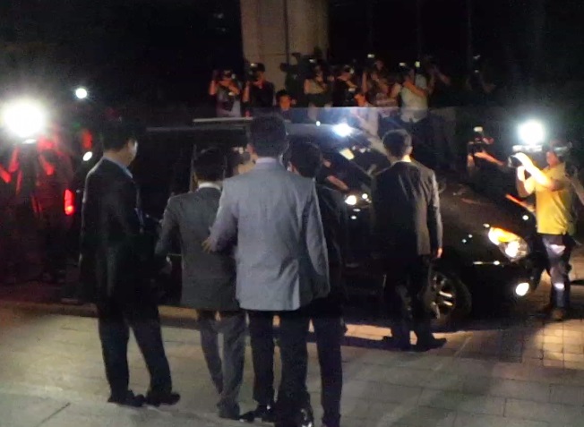 이재현 CJ그룹 회장이 구치소로 향하는 차량에 탑승하고 있다. 사진/안상희 기자