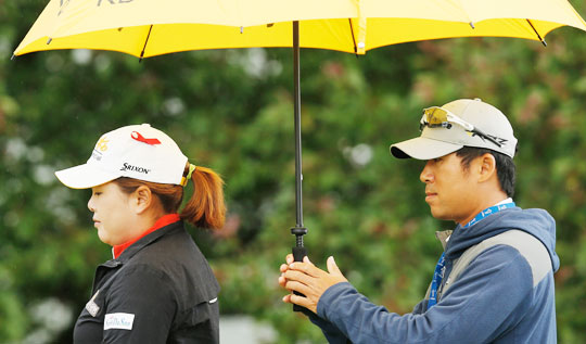 
	지난달 9일(한국 시각) 웨그먼스 LPGA 챔피언십 2라운드 경기가 악천후로 지연되는 동안 연습 그린에 서 있는 박인비에게 남씨가 우산을 받쳐주고 있는 모습.
