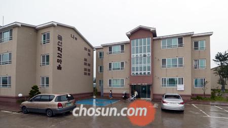 학부모에게 싼값 주택 제공, 입학 경쟁률 4대1로