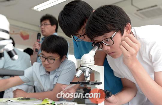 
	1일 오전 제주시 연동 제주중앙중 1학년 학생들이 과학시간에 학교 과학실에서 현미경으로 식물관찰 수업을 하고 있다. 제주중앙중 고인숙 교장은 “학생들이 내신성적과 시험을 통해 고등학교에 입학하기 때문에 중학생들도 학교 수업에 집중할 수밖에 없다”고 말했다
