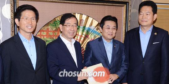 
	김문수 경기지사, 박원순 서울시장, 전병헌 민주당 원내대표, 송영길 인천시장(왼쪽부터)이 전 원내대표에게 무상 보육에 대한 국비 지원 비율을 늘려달라고 요청하며 자신들의 합의문을 전달하고 있다.
