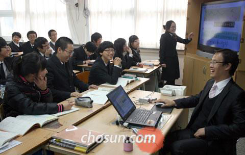 
	양평 양서고 1학년 3반 교실에서 전철(수학) 교사와 학생들이 프레젠테이션 수업을 진행하고 있다. /김건수 객원기자 kimkahns@chosun.com 
