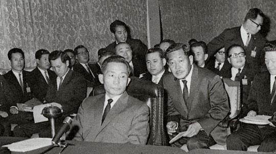 1960년대 후반 박정희 대통령이 지방순시 때 공화당 재정위원장을 맡고 있던 성곡 김성곤(박 대통령 뒤 콧수염이 난 분) 선생이 박 대통령을 향해 허리를 숙이고 뭔가 이야기를 나누고 있다.
