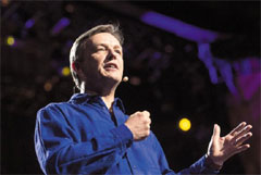 테드 콘퍼런스 큐레이터인 크리스 앤더슨씨가 콘퍼런스 사회를 보고 있다.