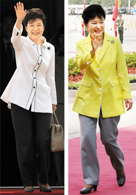 
	27일 정상회담을 위해 중국으로 떠나는 박근혜 대통령(왼쪽 사진). 검은색 포인트가 들어간 흰색 재킷을 입었다. 베이징에서 정상회담 직전 환영식에 참석한 박근혜 대통령(오른쪽 사진). 레몬색 재킷으로 갈아입은 모습이다. /뉴스1
