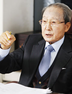 정재원 정식품 명예회장이 50여년 전으로 거슬러 올라가 베지밀 개발 스토리를 들려주고 있다.