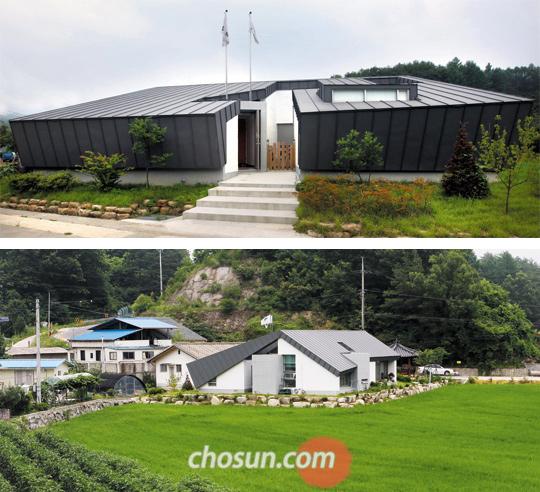조제보건진료소는 마을 주민이 드나드는 정문 쪽에서 보면 검은 아연철판 지붕이 두드러지는 매우 현대적인 건물이다. 하지만 멀리서 보면 튀지 않고 마을과 자연에 스며든다. 이웃 집들과 비슷한 ㅅ자 모양의 박공지붕인데다 건물 높이를 낮췄기 때문이다(아래 사진).