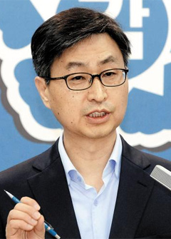감사원 최재해 제1 사무차장이 10일 감사원에서 4대강 감사 결과를 발표하고 있다. 최 차장은 2009년 초 청와대가 대운하를 염두에 두고 4대강 사업을 진행하라는 지침을 내린 것으로 확인됐다고 밝혔다