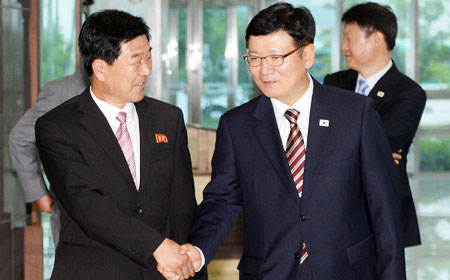 
	개성공단 실무회담의 남측 대표인 서호(오른쪽) 통일부 남북협력지구지원단장과 북측 대표인 박철수 중앙특구개발지도총국 부총국장이 10일 개성공단에서 회담을 마친 뒤 악수하면서 나오고 있다.
