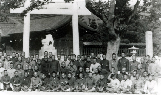 
	1944년 미야지마 신사를 방문한 한국인 강제 징용자들의 모습. 이 사진은 일본인 후카가와 무네토시가 촬영했다
