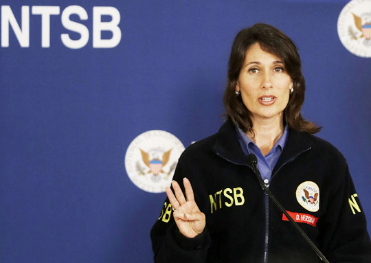 <br />
아시아나항공 여객기 미 샌프란시스코 공항 착륙 사고를 조사하고 있는 데버러 허스먼 미 국가교통안전위원회(NTSB) 위원장이 9일 미 캘리포니아주 샌프란시스코 공항에서 기자회견을 하고 있다. 국제조종사협회 등은“NTSB가 이번 사고를 조종사 과실로 몰아가고 있다”고 지적하고 있다. /AP 뉴시스<br />
” style=”margin-top: 0px; margin-right: auto; margin-bottom: 0px; margin-left: auto; padding-top: 0px; padding-right: 0px; padding-bottom: 0px; padding-left: 0px; border-top-width: 1px; border-right-width: 1px; border-bottom-width: 1px; border-left-width: 1px; border-top-style: solid; border-right-style: solid; border-bottom-style: solid; border-left-style: solid; border-color: initial; vertical-align: top; border-color: initial; border-color: initial; border-color: initial; border-color: initial; border-style: initial; border-color: initial; border-top-color: rgb(213, 213, 213); border-right-color: rgb(213, 213, 213); border-bottom-color: rgb(213, 213, 213); border-left-color: rgb(213, 213, 213); “></p>
<div id=