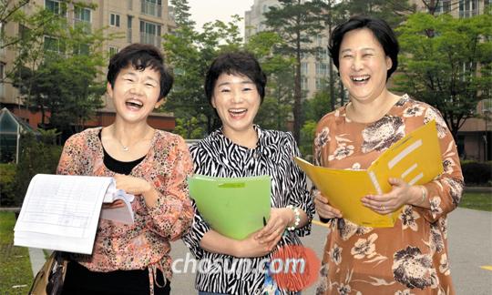 
	서울 은평구 진관동 상림마을 1단지 아파트 입주자대표회의를 이끄는 ‘주부 3인방’ 최옥경·이은희·송미숙(왼쪽부터)씨가 관리비 절약 비법을 전하며 활짝 웃고 있다

