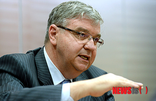 이스라엘 대사 "한국 학교는 아이들을 도넛 찍어내듯 똑같이 만든다"