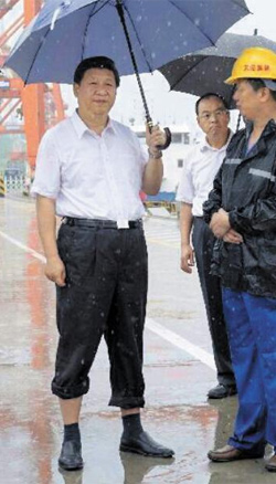 
	시진핑(習近平) 중국 국가주석이 21일 후베이(湖北)성 우한(武漢)시 신항만 컨테이너 부두를 방문해 바지를 걷어올린 채 현장 관계자의 설명을 듣고 있다
