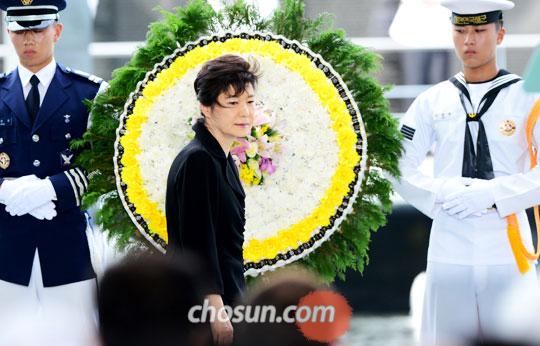 
	박근혜 대통령이 22일 부산시 유엔기념공원에서 열린 정전(停戰) 60주년 기념 유엔참전용사 추모식에 참석, 전몰장병 추모비에 헌화한 후 돌아서고 있다.
