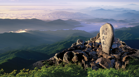 
	지리산 최고봉인 천왕봉(1915m)은 행정구역상 경남 산청 소속이다.
