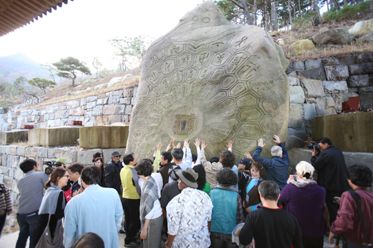 
	영산(靈山)으로 알려진 지리산은 좋은 기(氣)가 흐른다고 한다. 좋은 기를 받기 위해 기바위(귀감석) 주변에 몰려든 사람들.
