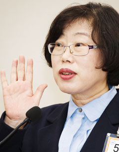 
	4월 초 장관 취임 선서 당시 붉은 립스틱을 바른 윤진숙 해수부 장관.
