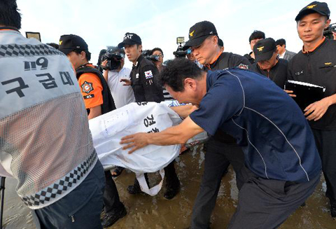 
	충남 태안군 안면읍 백사장 항포구 인근 해역에서 사설 해병대 캠프 훈련을 받다 실종됐던 공주사대부고 2학년 이모 군의 시신이 19일 수색대에 의해 인양되는 가운데 유족이 오열하고 있다. /신현종 기자 shin69@chosun.com 
