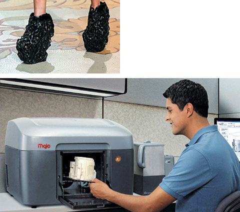 (위)3D 프린터를 이용해 제작된 구두. (아래)개인이 3D 프린터로 상상하는 물건을 제조하는 시대가 열리고 있다. 사진은 스트라타시스의 3D 프린터