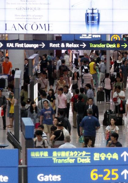 휴가를 앞두고 일부 인기노선 항공편은 벌써 동이 났다. 인천공항 출국장 면세점 모습. /조선DB