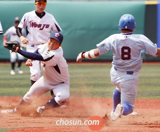 26일 서울 목동야구장에서 열린 부산고와 원주고의 제68회 청룡기전국고교야구선수권대회 1회전에서 3회초 부산고의 4번 타자 이상준(오른쪽)이 2루 도루를 시도하고 있다.