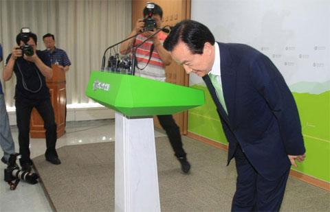 강운태 광주시장이 28일 오후 2시 광주시청 브리핑룸에서 2019세계수영선수권대회 정부보증서 위조와 관련된 대시민 사과·호소문을 발표하기 앞서 허리숙여 인사하고 있다./뉴스1