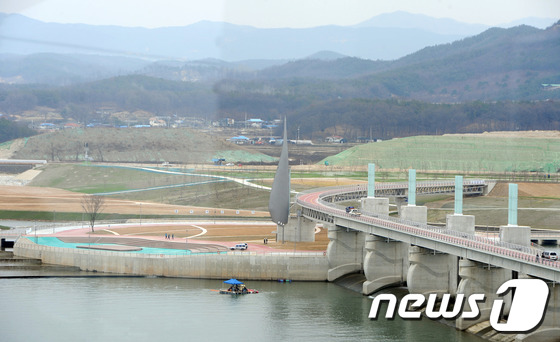 
	이명박 정부 당시 국토해양부(현 국토교통부)가'한반도 대운하' 공약의 재개를 염두에 두고 '4대강 정비 사업'을 추진했던 것으로 10일 감사원 감사 결과 드러났다. 감사원은 이날 발표한 '4대강 살리기 사업 설계·시공일괄입찰 등 주요계약 집행실태' 감사 결과에서 전임 이명박 정부 당시 대운하 공약을 포기했다고 밝힌 뒤에도 공약 재추진을 염두에 두고 4대강 사업을 설계했고, 그 때문에 건설사들의 입찰 담합과 관리비용 증가, 수질관리 문제 등을 유발했다고 지적했다. 사진은 4대강 정비 사업으로 건설된 남한강 이포보의 모습.(자료사진) 2013.7.10/뉴스1 © News1 (서울=뉴스1)
