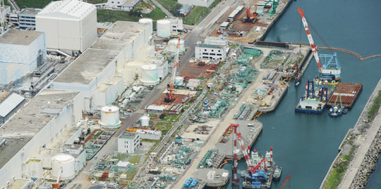 
                        2011년 3월 방사성 물질 유출 사고가 발생했던 일본 후쿠시마(福島) 원자력발전소를 이달 9일 촬영한 사진.
                        
