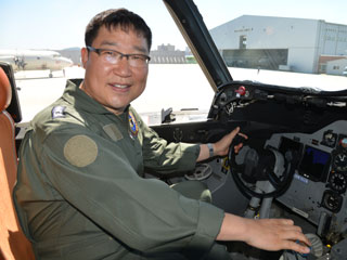 P-3CK 전방 조종석 정조종사 자리에 앉은 기자