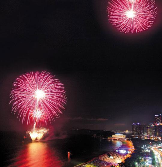 
	지난해 8월1일 밤 부산 해운대해수욕장에서 부산바다축제 개막을 축하하는 불꽃놀이가 화려하게 펼쳐지고 있다.
