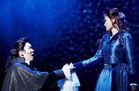 에녹이 연기하는 악당 쇼블랑은 악역이되 미워하기 힘든 매력이 넘친다.