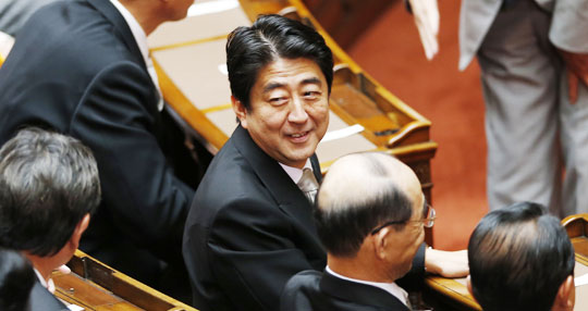 아베 신조(安倍晋三·가운데) 일본 총리가 자민당이 압승을 거둔 7·21 참의원 선거 후 2일 도쿄 국회의사당에서 처음으로 열린 임시 국회에 참석해 뒤를 돌아보며 웃고 있다.