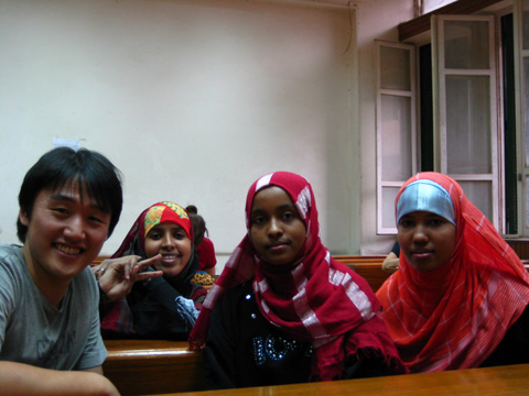 
	소말리아에서 아랍어를 배우기 위해 이집트 수도 카이로로 유학을 온 니아마(가운데)의 모습. 지난 2008년 5월 카이로 대학 한 강의실에서 촬영했으며, 사진 맨 왼쪽은 당시 학생이던 노석조 기자. 
