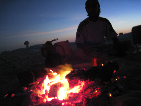 
	이집트 서부 바하리야 사막에서 베두인 지단 아흐메드씨가 지난 2007년 가을 해질녘 모닥불을 앞에 앉아 이야기하고 있다./노석조 기자
