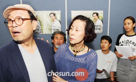 말기 암 가장의 죽음을 통해 가족애의 본질을 돌아보게 하는 연극‘아버지와 나와 홍매와’를 연습 중인 배우들.