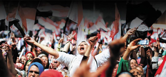 
	지난달 3일 이집트 군부가 무함마드 무르시 대통령을 축출했다는 소식에 수도 카이로 시민들이‘혁명 성지’인 타흐리르 광장에 모여 국기를 흔들며 환호하고 있다. 이집트 혁명을 열광의 단계별로 설명하면, ‘광신자→신봉자→신도’의 호응을 이끌며 성공에 이르렀다
