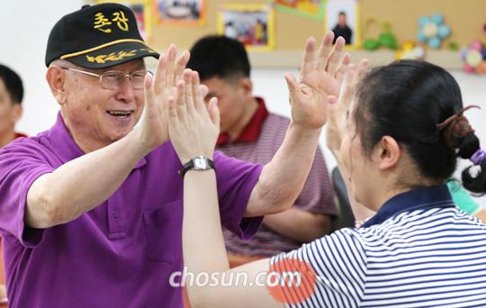 인천 강화군의 지적장애인 직업재활 공동체 ‘우리마을’에서, 올해 만해대상 평화부문 수상자인 성공회 김성수 주교가 장애인 ‘친구’들과 동요를 부르며 손뼉을 치고 있다