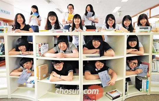 
  6일 오전 대구 경북여고 도서관에서 책 쓰기 동아리 ‘곱창’ 학생들이 선·후배들이 쓴 책을 들어 보이고 있다. 지도교사 전윤정(서 있는 사람 맨 오른쪽)씨는 “책을 쓰면서 은어·비속어 등에 오염된 학생들의 말이 고와지고, 교우 관계가 돈독해지는 변화가 나타나기 시작했다”고 말했다. /남강호 기자
