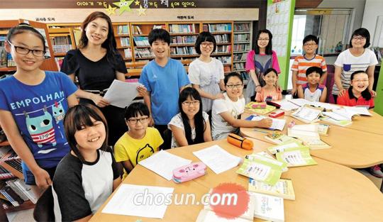 
  6일 오후 대구 달성군 화원초등학교 도서관에서 책 쓰기 동아리‘글나래’학생들이 각자 쓴 글을 친구들과 돌려 읽고 있다. 학생들은 이날 친구들이 말해준 의견을 바탕으로 글을 고친 후 개학 날 원고를 가져올 계획이다. /남강호 기자
