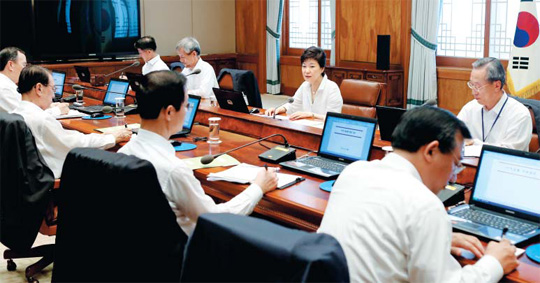 
	박근혜 대통령이 12일 청와대에서 열린 수석비서관회의에서 모두 발언을 하고 있다. 박 대통령은 정부의 내년도 세제 개편안에 대해 ‘원점 재검토’를 지시했다
