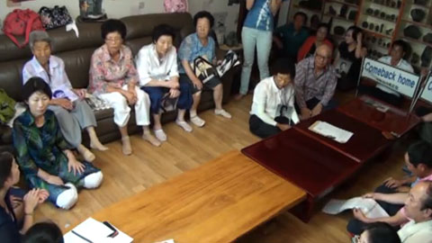 유엔 북한인권 조사위원회(COI)의 조사관(앞줄 오른쪽 뒷모습)이 1971~72년 어부 18명이 납북된 경남 거제시 장목면 농소마을을 12일 방문, 납북자 가족들의 증언을 청취하고 있다. /남강호 기자