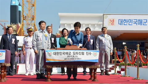 
	박근혜 대통령이 13일 오후 경남 거제시 대우조선해양 옥포조선소에서 거행된 김좌진함 진수식에서 진수줄을 진수도끼로 끊고 있다./뉴스1 (해군 제공)
