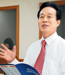 
	12일 오전 서울외국어대학원대학에서 윤해수 총장이 전공 석사과정의 전문 통역사 양성 과정에 대해 설명하고 있다.
