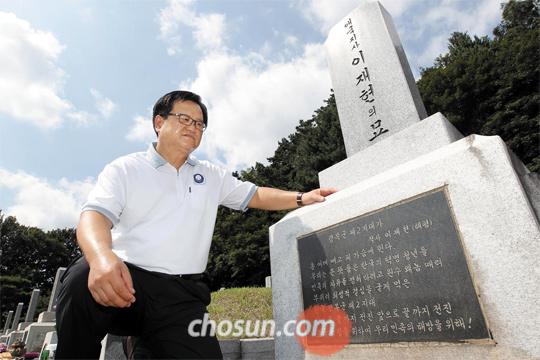 광복절을 하루 앞둔 14일 오전 10시쯤 서울 동작구 국립서울현충원 애국지사 묘역에서 이형진(59)씨가 아버지 고(故) 이재현 선생의 묘비를 만지고 있다. 이씨는 아버지가 별세한 1997년부터 16년 동안 매주 이곳을 찾고 있다