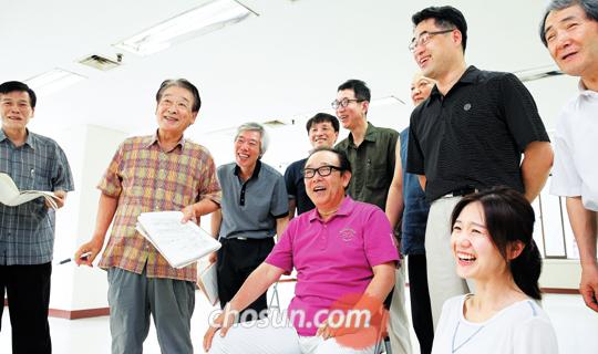 서울대 연극동호회 출신들이 만든 극단 ‘관악극회’가 8월 초 어느 주말 서울 충정로에 모여 아서 밀러의 ‘시련’을 연습하고 있다. 
