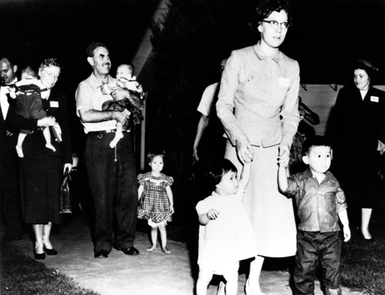 
 홀트 부부가 1955년 한국 혼혈 아동 8명을 입양해 미국으로 데려오던 모습
